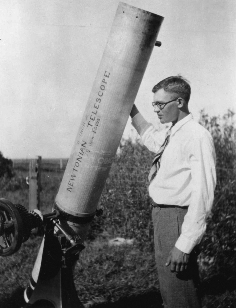 https://upload.wikimedia.org/wikipedia/commons/0/01/Clyde_W._Tombaugh.jpeg